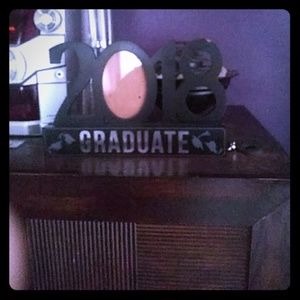 A 2018 graduation photo holder